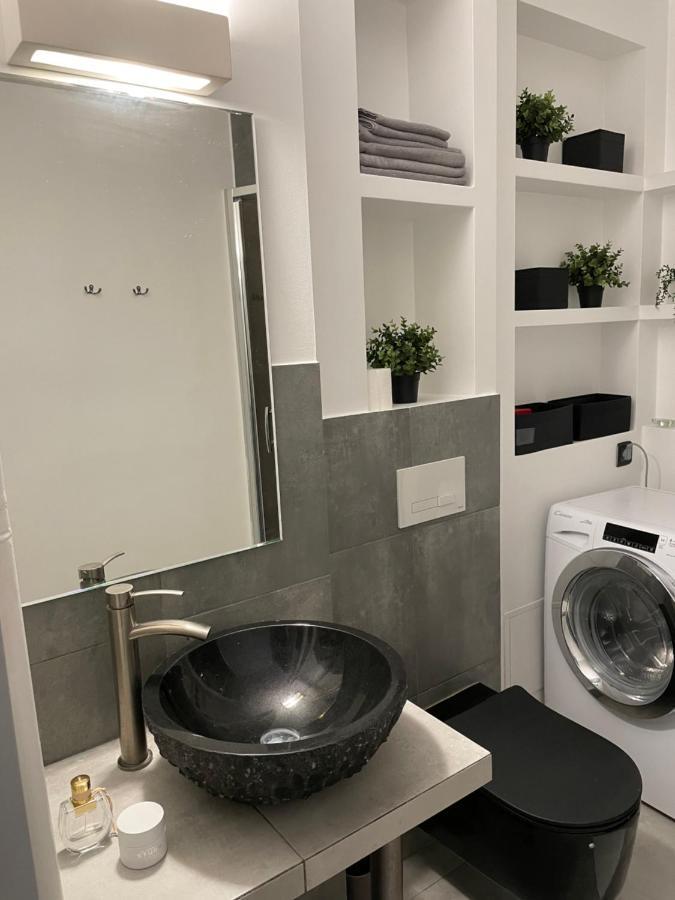 Grey Gucci Apartment City Center Варшава Екстер'єр фото